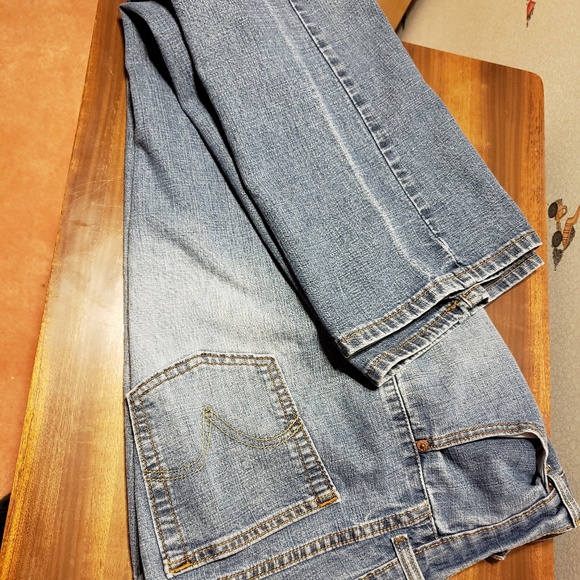 Levi's - Picture 2 of 4